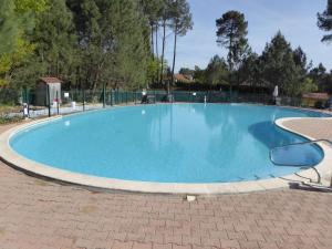 Bazén v ubytování Maison Cosy classée 3 étoiles proche plages de surf de Contis nebo v jeho okolí