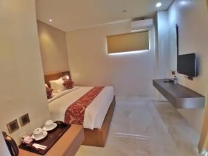 Postel nebo postele na pokoji v ubytování PURNAMA BALIGE HOTEL