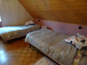 Łóżko lub łóżka w pokoju w obiekcie entre vignes et montagnes chambres