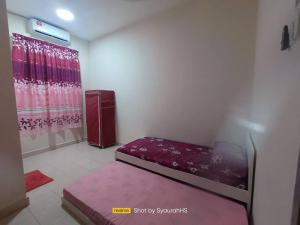 a small room with a bed and a shower at Syaurah Homestay Bagan Serai Dua Tingkat 4 Bilik in Bagan Serai