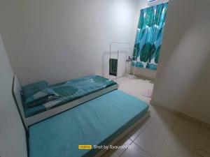 um pequeno quarto com uma cama com um colchão azul em Syaurah Homestay Bagan Serai Dua Tingkat 4 Bilik em Bagan Serai