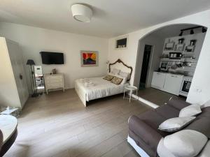 Cosy Home Napoli في نابولي: غرفة معيشة مع سرير وأريكة