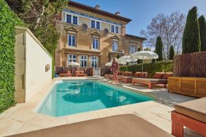 马赛Boutique Hôtel Château Beaupin Restaurant & Wellness的房子前面的游泳池