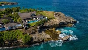 una vista aérea de una casa en un acantilado en el océano en Casa del Mar, en Nusa Lembongan