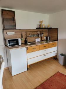 a kitchen with a sink and a microwave at Am Möhnesee in Warstein