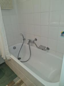 uma banheira com chuveiro na casa de banho em Mirage em Ostend mais 74 fotografias