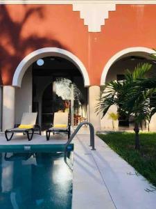 Bazén v ubytovaní Casa Valentina: lovely house in downtown Merida alebo v jeho blízkosti