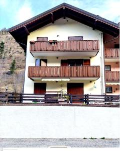 ein Gebäude mit Balkon darüber in der Unterkunft Appartamento di Viola & Elia in Predazzo