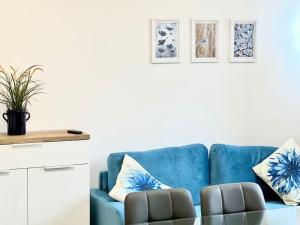 eine blaue Couch im Wohnzimmer in der Unterkunft ComfySpot in Rosia