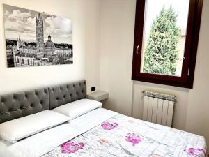 Un dormitorio con una cama con flores rosas. en ComfySpot, en Rosia