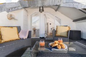patio con tavolo e piatto di pane di Stunning Views Over Mounts Bay with Balcony a Penzance