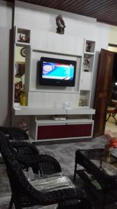 Una televisión o centro de entretenimiento en Chacara Santa Barbara