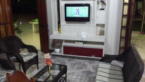 Una televisión o centro de entretenimiento en Chacara Santa Barbara