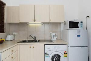 مطبخ أو مطبخ صغير في M104 West Perth Studio Apartment near Kings Park