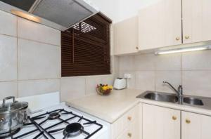 Cuisine ou kitchenette dans l'établissement M104 West Perth Studio Apartment near Kings Park