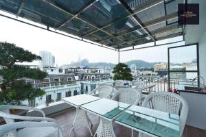 un tavolo e sedie su un balcone con vista di Luxury Homestay Vinhomes Dragonbay Hạ Long a Ha Long