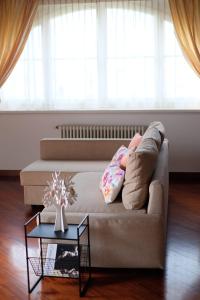 uma sala de estar com um sofá e uma mesa em B&B Belvedere em Lurago Marinone