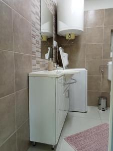 y baño con lavabo y espejo. en Cinege Apartman en Felsőpáhok