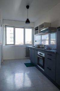 Kuchyňa alebo kuchynka v ubytovaní Grand T2 F2 Mulhouse Downtown FREE PARKING + 6 fotografií
