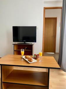 uma sala de estar com uma mesa com dois copos de vinho em Apartmani HILA em Njivice