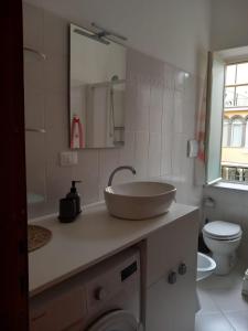 ein Bad mit einem Waschbecken und einem WC in der Unterkunft Parmigiana in Levanto