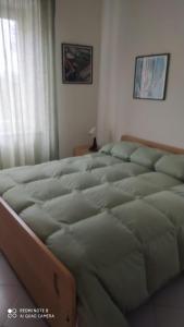 ein großes Bett in einem Schlafzimmer mit in der Unterkunft Parmigiana in Levanto