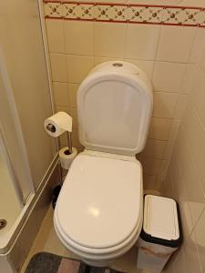 a bathroom with a white toilet in a room at Alojamento local Família Coelho in Quinta do Conde