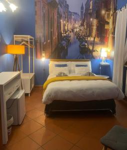 Schlafzimmer mit einem Bett mit Wandgemälde in der Unterkunft Stenghe Stracche in Ascoli Piceno