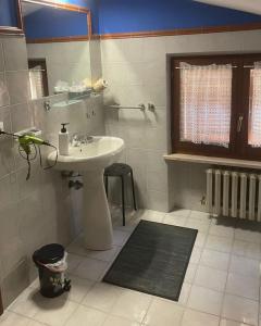 ein Badezimmer mit einem weißen Waschbecken und einer Dusche in der Unterkunft Stenghe Stracche in Ascoli Piceno