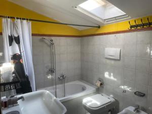 A bathroom at Stenghe Stracche