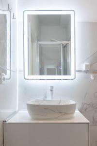 een badkamer met een witte wastafel en een spiegel bij Zagreb Pearl, Strict center in Zagreb
