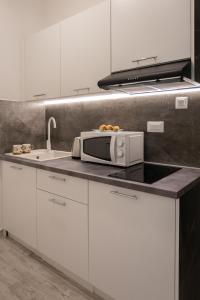 een keuken met een magnetron en een wastafel bij Zagreb Pearl, Strict center in Zagreb