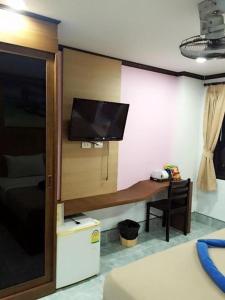 TV a/nebo společenská místnost v ubytování Baan Ketkeaw Guest House 2
