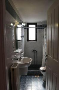 uma casa de banho com um lavatório e um WC em Nice house in Euboea em Politiká