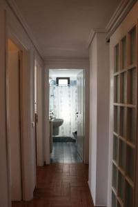 pasillo que conduce a un baño con lavabo y aseo en Nice house in Euboea, en Politiká