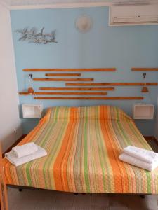 uma cama com duas toalhas em cima em Casa del Vento em Lipari