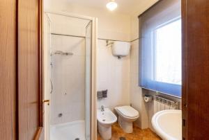łazienka z toaletą, umywalką i prysznicem w obiekcie casa vacanze Colonnata w mieście Gubbio +37 zdjęć