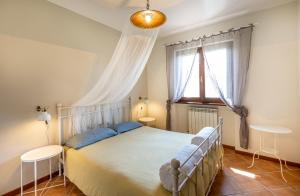 a bedroom with a large bed and a window at casa vacanze Colonnata in Gubbio