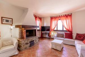 a living room with a fireplace and a couch at casa vacanze Colonnata in Gubbio