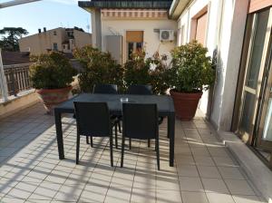 a black table and chairs on a balcony at Casa Betta in Certaldo