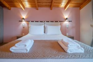 A bed or beds in a room at Villa Athina