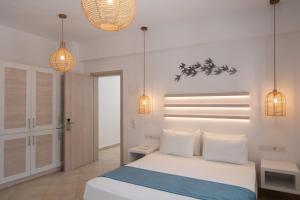 A bed or beds in a room at Hotel Sunshine Még 37 kép