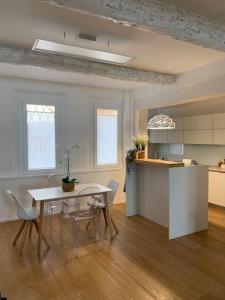 a kitchen and dining room with a table and chairs at Interno4home: In centro storico con posto auto in Ferrara