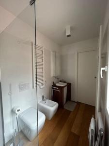 uma casa de banho com um WC, um lavatório e um chuveiro em Interno4home: In centro storico con posto auto em Ferrara