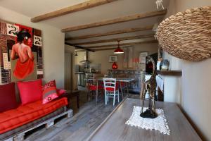 - un salon avec un canapé rouge et une table dans l'établissement appartamento di classe nel castello di Panicale, à Panicale