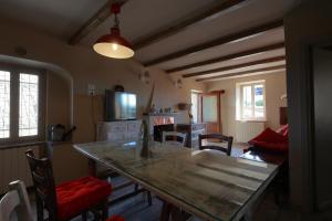 - une cuisine avec une table et des chaises dans la chambre dans l'établissement appartamento di classe nel castello di Panicale, à Panicale