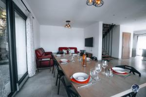 a dining room with a long table and chairs at Villa Moderne avec Jacuzzi proche d'Avignon in Le Thor