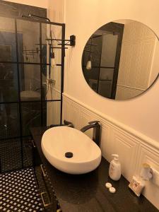 A bathroom at Luxury Apartment In The City Center , Wi-Fi - by HIK Apartments