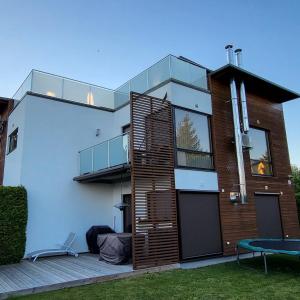 una casa con una recinzione di legno di fronte ad essa di Pärnu Tulbi a Pärnu