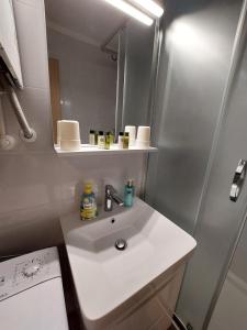 uma casa de banho branca com um lavatório e um chuveiro em New & Modern smart HOME, FREE parking em Zagreb